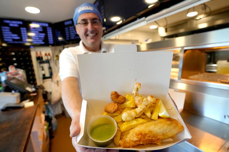Fish'n'chips er en britisk hofret. Men den er presset. Foto: Kirsty Wigglesworth/Ritzau Scanpix