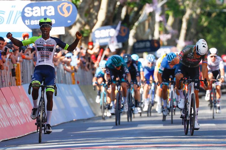 Biniam Girmay jubler, mens Mathieu van der Poel rækker tommelfingeren i vejret som anerkendelse af sin overmand.
 Foto: Luca Bettini/Ritzau Scanpix