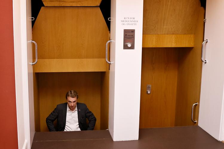 Dansk Folkepartis formand Morten Messerschmidt på vej til mødet i partiets folketingsgruppe tidligere i dag.  Foto: Jens Dresling