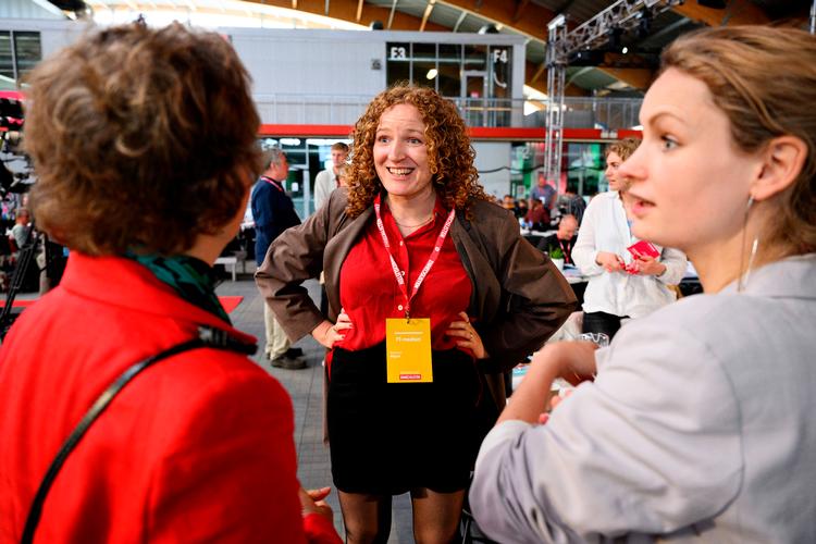 Tre EL-profiler, Rosa Lund, Line Barfod og Pernille Skipper, får sig snak i en pause under Enhedslistens årsmøde. Foto: Philip Davali/Ritzau Scanpix