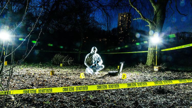 En ekspert på arbejde med gerningsstedets beviser. Foto: PR-foto: Skyvision