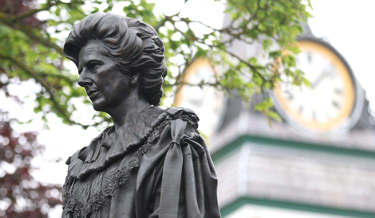 Statuen af den tidligere britiske premierminister Margaret Thatcher står i hendes hjemby Grantham. Statuen er af bronze og står på en høj granit sokkel. Foto: Carl Recine/Ritzau Scanpix