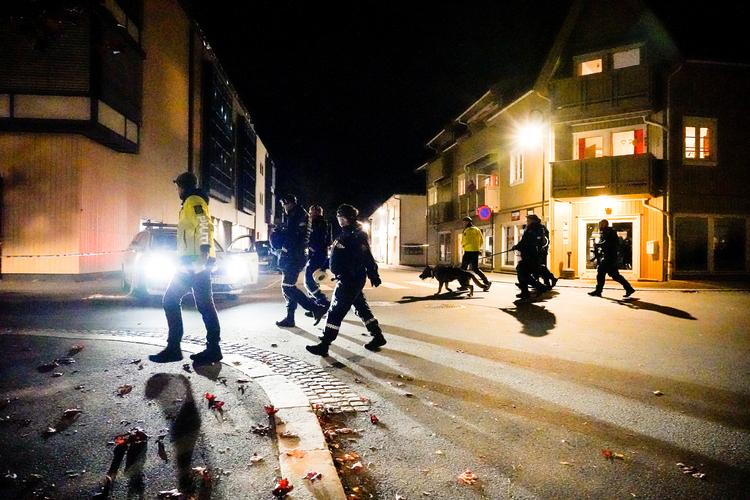 Talrige betjente ledte efter gerningsmanden i Kongsberg 13. oktober sidste år.  Foto: Ntb/Ritzau Scanpix