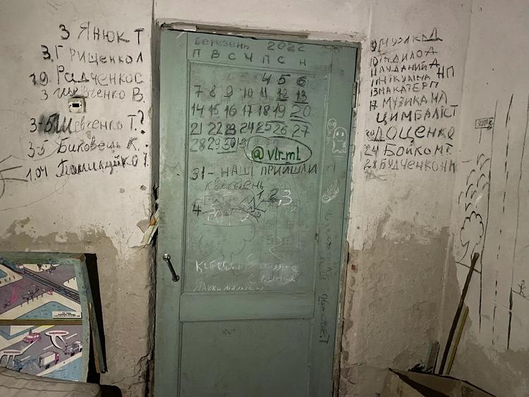 De indespærrede registrerede dem, der døde i kælderen, med et regnskab, skrevet på væggen. På selve døren i det rum, de blev holdt som fanger i, talte de dagene. Foto: Human Rights Watch