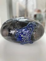 Klitgaards glas er mørkt og tungt, og overfladerne koger, som var de lavet af lava.  På den måde leger Klitgaard med naturens former og sender en venlig tanke til antikkens glas. Foto: Hempel Glasmuseum