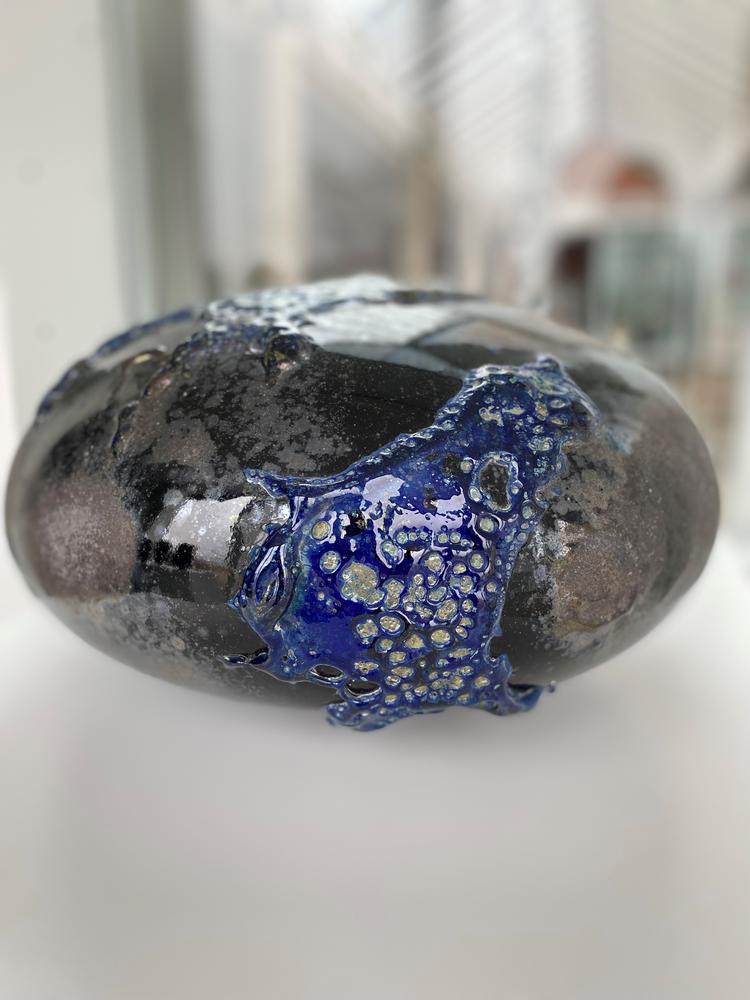 Klitgaards glas er mørkt og tungt, og overfladerne koger, som var de lavet af lava.  På den måde leger Klitgaard med naturens former og sender en venlig tanke til antikkens glas. Foto: Hempel Glasmuseum