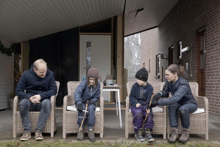 Eddie og Hannah med deres forældre i januar 2021, da Politiken besøgte dem i Horsens. Børnene har i længere perioder ikke været i skole, fordi Horsens Kommune ikke kan give dem et relevant tilbud.  Foto: Peter Hove Olesen