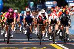 Alberto Dainese( t.h.) suser over stregen som vinder i massespurten på 11. etape i Giro d'Italia. Foto: Luca Bettini/Ritzau Scanpix