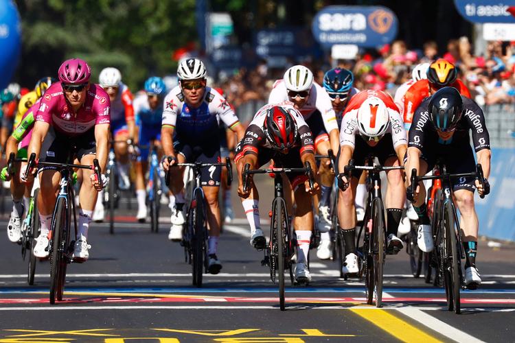 Alberto Dainese( t.h.) suser over stregen som vinder i massespurten på 11. etape i Giro d'Italia. Foto: Luca Bettini/Ritzau Scanpix