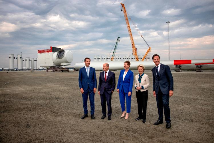 Mette Frederiksen viste i Esjberg en del af Danmarks grønne erhvervseventyr frem for regeringslederne fra Holland, Belgien og Tyskland samt kommissionsformand Ursula von der Leyen.  Foto: Jacob Ehrbahn