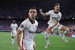 Eintracht Frankfurts colombianer Rafael Santos Borre har udlignet til 1-1 mod Rangers, og danske Jesper Lindstrøm fejrer i den grad træfferen. Det var også Borre, der scorede på det afgørende straffespark.  Foto: Matthew Childs/Ritzau Scanpix