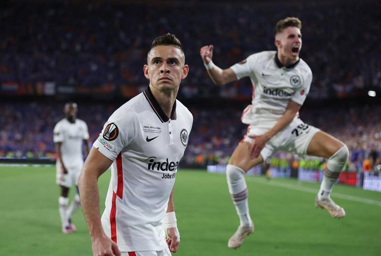 Eintracht Frankfurts colombianer Rafael Santos Borre har udlignet til 1-1 mod Rangers, og danske Jesper Lindstrøm fejrer i den grad træfferen. Det var også Borre, der scorede på det afgørende straffespark.  Foto: Matthew Childs/Ritzau Scanpix