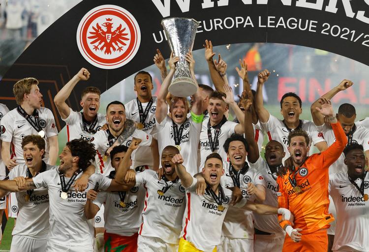 Eintracht Frankfurt-spillerne kunne juble efter to gange 45 minutters spilletid, forlænget spilletid og straffesparkskonkurrence.  Foto: Susana Vera/Ritzau Scanpix