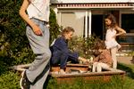 »Post corona er der kommet utroligt mange arrangementer. Folk er vilde for at holde fester og invitere til alt muligt, og det er virkelig dejligt, men det betyder bare også, at vi er nødt til at holde os inde i byen. Der er en masse logistik med nogen, der skal noget, så tit lykkes det os ikke at komme afsted«, fortæller Johanne Black, som lige som børnenes far, Umut Black Tas, arbejder fuld tid og ofte er sent hjemme på hverdage. Foto: Emma Sejersen/Emma Sejersen