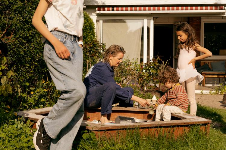 »Post corona er der kommet utroligt mange arrangementer. Folk er vilde for at holde fester og invitere til alt muligt, og det er virkelig dejligt, men det betyder bare også, at vi er nødt til at holde os inde i byen. Der er en masse logistik med nogen, der skal noget, så tit lykkes det os ikke at komme afsted«, fortæller Johanne Black, som lige som børnenes far, Umut Black Tas, arbejder fuld tid og ofte er sent hjemme på hverdage. Foto: Emma Sejersen/Emma Sejersen