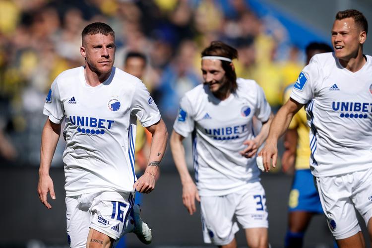 Pep Biel har sat et markant aftryk på FC Københavns spil i denne sæson, og det har andre også lagt mærke til. På billedet har spanieren netop scoret på Brøndby stadion og jubler med Rasmus Falk og Viktor Claesson.   Foto: Jens Dresling