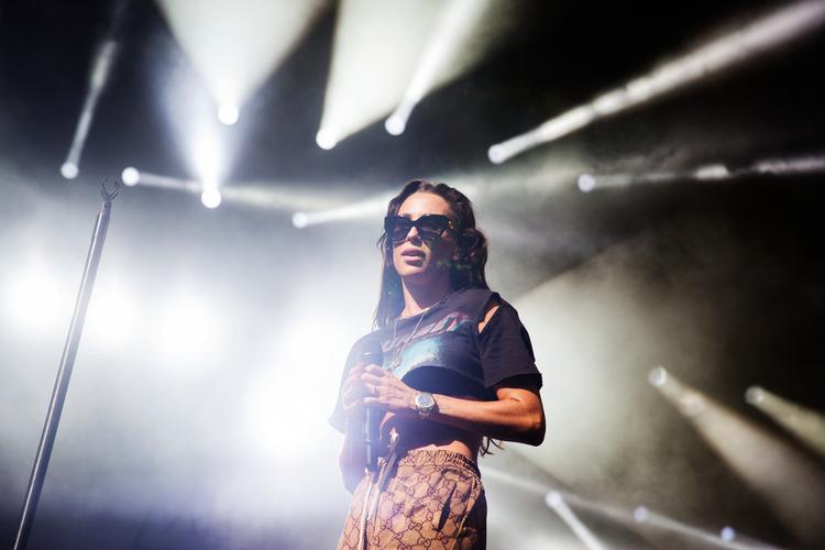 Staten taber stor sag i Østre Landsret til danske musikere og andre kunstnere, som ikke har fået den rette kompensation for privatkopiering af deres værker siden 2018. Her ses Medina til Smukfest netop det år.  Foto: Emma Sejersen