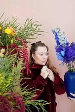Florist Thilde Maria skaber under aliasset 'Poppykalas' diverse vilde kreationer af blomster.  Foto: Marie Hald