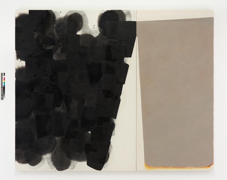 Ian McKeever: Henge XI fra 2019. Typisk for malerierne fra serien 'Hengepaintings' er de todelte billeder.. Og den sorte form til venstre ser nærmest ud til at vælte. Foto: Stine Heger