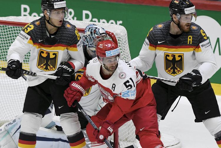 Her er den danske veteran Frans Nielsen pakket godt ind af de tyske spillere Leonhard Pfoderl og Korbinian Holzer under opgøret torsdag aften, der blev udsat på grund af en brand i hallen i Helsinki. Foto: Jussi Nukari/Ritzau Scanpix