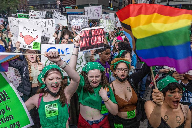 Siden et lækket dokument fra USA's højesteret afslørede, at den såkaldte Roe-dom tilsyneladende er på vej til at blive omstødt, har demonstranter flere steder i USA protesteret over, at retten til fri abort kan blive alvorligt indskrænket i mange stater. Her ses studerende i New York på gaden. Foto: Alex Kent/Ritzau Scanpix