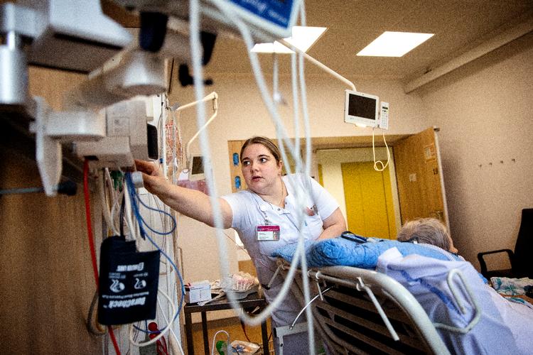 Sygeplejerske Sunneva Magnussen på lungemedicinsk sengeafsnit på Hvidovre Hospital. Foto: Finn Frandsen