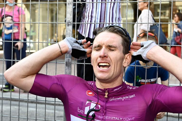 Arnaud Démare har givet alt i sig og puster ud efter sin tredje etapetriumf i Giro d'Italia. Foto: Fabio Ferrari/Ritzau Scanpix