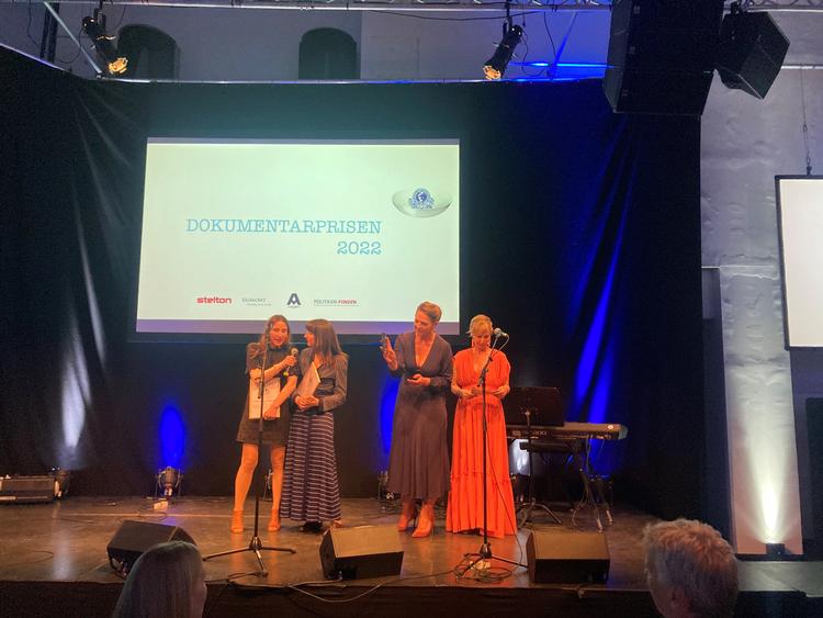 Camilla Stockmann (tv.) og Lea Wind-Friis på scenen for at modtage prisen.  