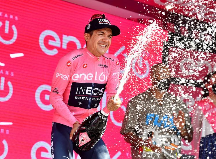Richard Carapaz er tilbage i den lyserøde Giro d'Italia-førertrøje tre år efter, han sluttede som samlet vinder af løbet. Foto: Jennifer Lorenzini/Ritzau Scanpix