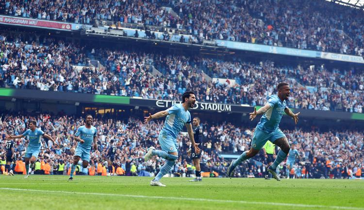    Ilkay Gündogan blev den store helt for Manchester City med to mål efter sin indskiftning. Her har han (nr. 2 fh.) netop scoret sejrsmålet til 3-2. Foto: Hannah Mckay/Ritzau Scanpix