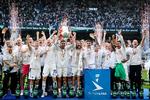 Flankeret af viceanførerne Nicolai Boilesen og Rasmus Falk løftede Carlos Zeca, den skadede kaptajn, pokalen som tegn på FCK's guld. Foto: Jens Dresling
