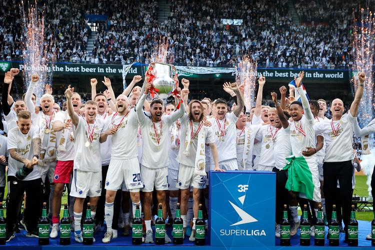 Flankeret af viceanførerne Nicolai Boilesen og Rasmus Falk løftede Carlos Zeca, den skadede kaptajn, pokalen som tegn på FCK's guld. Foto: Jens Dresling