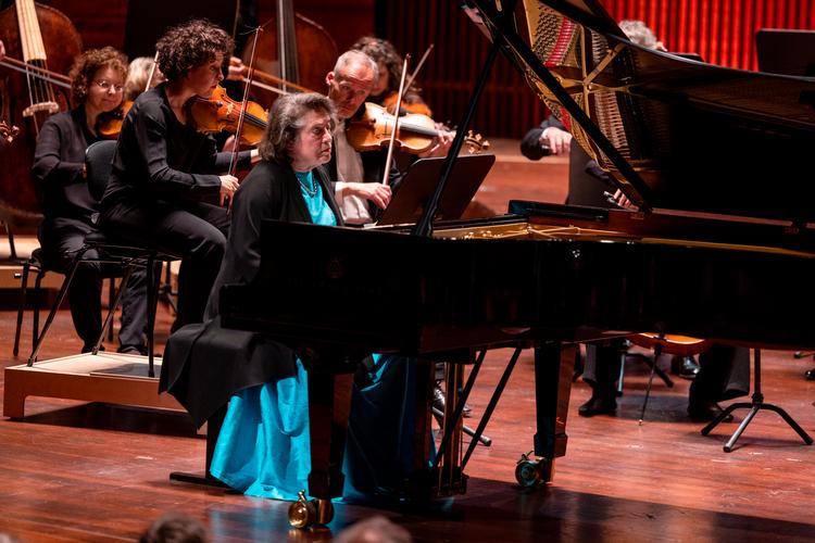 Den legendariske russiske pianist Elisabeth Leonskaja ved flyglet søndag eftermiddag i Koncerthuset i DR-Byen. Foto: Marcus Emil Christensen