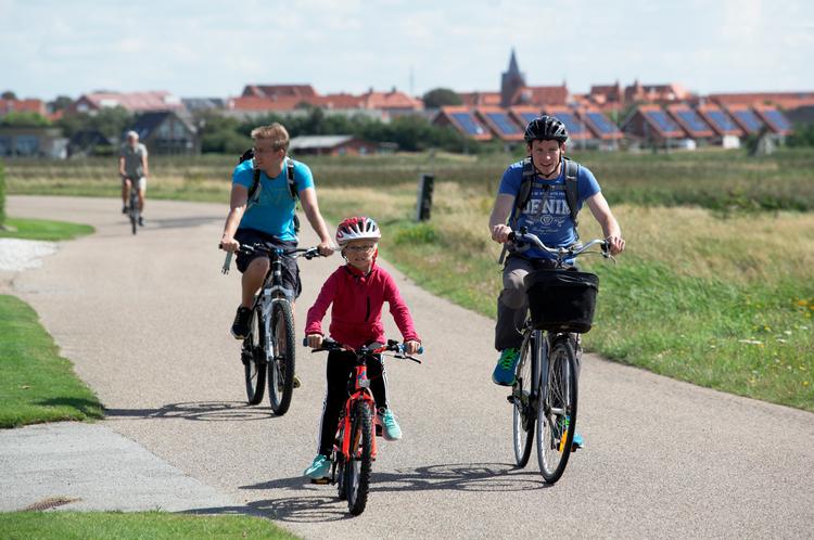 Flere vælger de hjemlige cykelstier til sommer som cykelstien langs Ringkøbing Fjord fra Søndervig til Ringkøbing, som er Danmarks ældste og anlagt i 1920.  Foto: Morten Langkilde