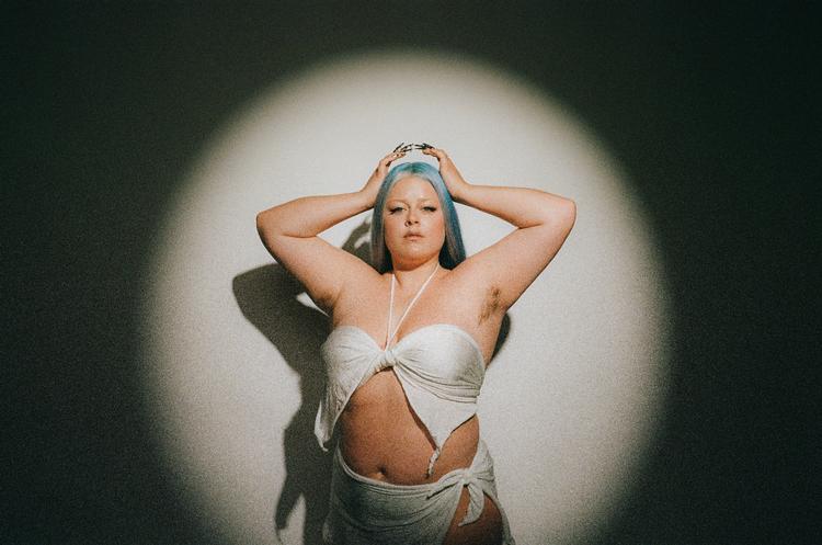 Den ukronedet danmarksmester i pressebilleder, Jada, er hyperglamourøs 00’er-R&amp;B koblet sammen med en urtet sydsjællandsk hekseenergi.. Nu er hun aktuel med sit andet album, 'Elements'.  Foto: Villads Sommer