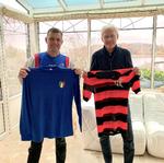 Jan Michaelsen (til venstre) er på besøg hos Morten Olsen for at høre, hvilke historier der knytter sig til hans samling af fodboldtrøjer. Foto: Bag om trøjen