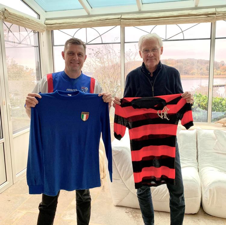 Jan Michaelsen (til venstre) er på besøg hos Morten Olsen for at høre, hvilke historier der knytter sig til hans samling af fodboldtrøjer. Foto: Bag om trøjen