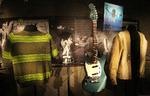Guitaren og trøjen, som Kurt Cobain bar i videoen til 'Smells Like Teen Spirit' - en af musikhistoriens mest ikoniske videoer.      Foto: Anthony Bolante/Ritzau Scanpix