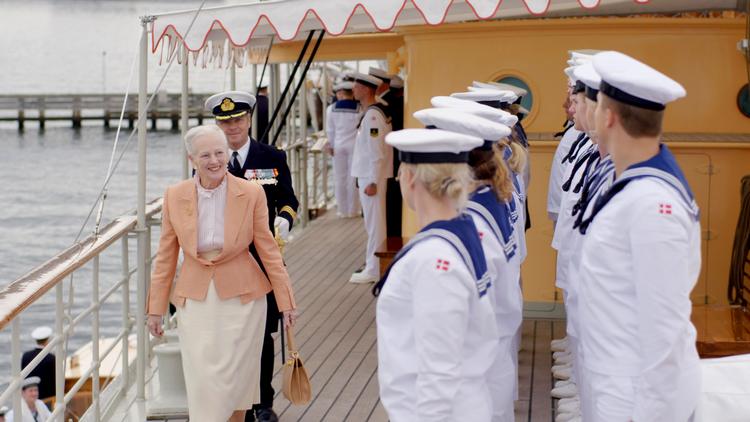 DR har lavet en serie om de gutter M/K med mere, der sørger for, at dronning Margrethe kan holde sommerferie på søen. Foto: Henrik Lundø/Mads Jørgensen/DR