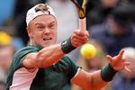 Holger Rune fik en perfekt start på French Open. Han vandt i tre sæt over canadieren Denis Shapovalov, der ligger som nummer 15 på verdensranglisten.  Foto: Matthias Schrader/Ritzau Scanpix