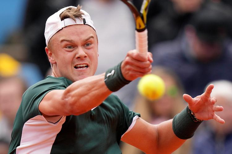Holger Rune fik en perfekt start på French Open. Han vandt i tre sæt over canadieren Denis Shapovalov, der ligger som nummer 15 på verdensranglisten.  Foto: Matthias Schrader/Ritzau Scanpix