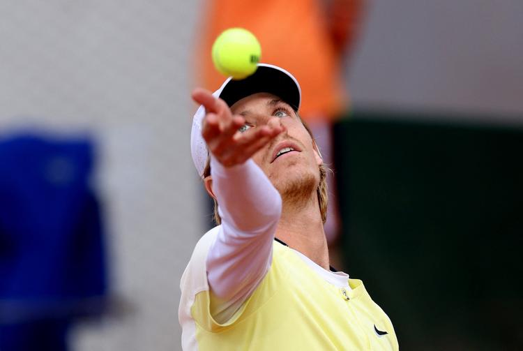 Den danske modstand viste sig for stort i første runde af Franch Open. Den på papiret bedre spiller, Denis Shapovalov, tabte i tre sæt til Holger Rune.   Foto: Yves Herman/Ritzau Scanpix