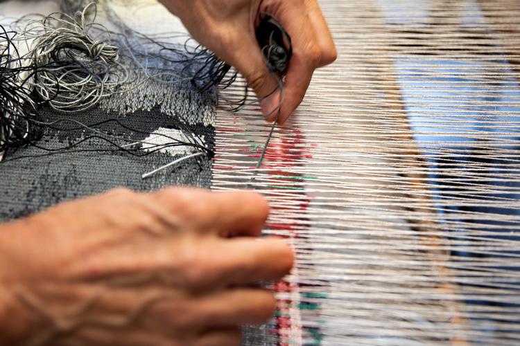 Felix Thorsen Katzenelson købte engang en væv. Han drømte om at skabe tæpper fra ingenting, men efter halvanden time holdt han pause, og den er ikke slut endnu.  Foto: Finn Frandsen