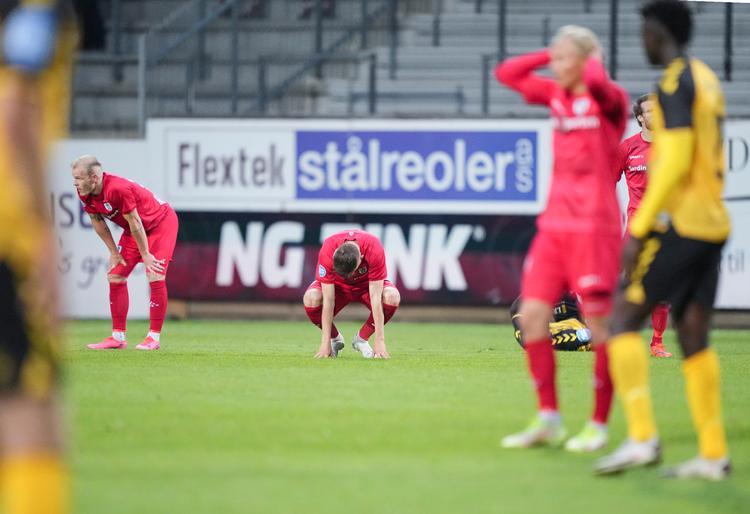 FC Helsingør i røde trøjer ses her mod AC Horsens tidligere på måneden. Holdet var tæt på at rykke op i Superligaen, men gik ned i slutspillet. Ud over den skuffelse skal klubben håndtere en sag med sportschefen, der nu er fritstillet.  Foto: Claus Fisker/Ritzau Scanpix