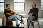 Musiker Mads Langer får til opgave at skrive en vuggevise af manipulator Jan Hellesøe. Foto: DR