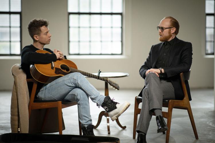 Musiker Mads Langer får til opgave at skrive en vuggevise af manipulator Jan Hellesøe. Foto: DR
