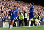 Chelseas Ross Barkley og Ben Chilwell fejrer en scoring. De kan nu også fejre, at al usikkerhed om klubbens fremtid er på plads.  Foto: Tony Obrien/Ritzau Scanpix