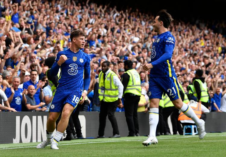Chelseas Ross Barkley og Ben Chilwell fejrer en scoring. De kan nu også fejre, at al usikkerhed om klubbens fremtid er på plads.  Foto: Tony Obrien/Ritzau Scanpix
