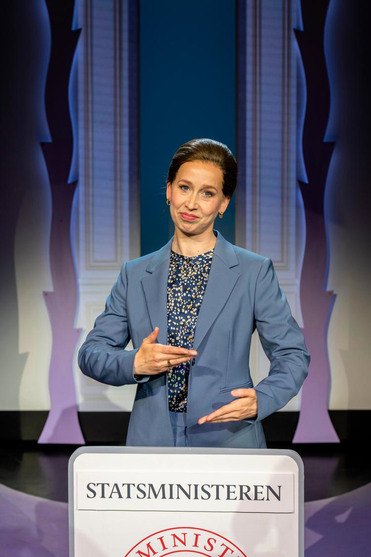 Merete Mærkedahl brillerer som boss lady Mette Frederiksen med sex appeal og selvfedme. Foto: Henrik Petit