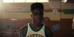 Lucas har problemer med loyaliteten over for sine gamle nørdevenner, siden han er kommet med på gymnasiets basketballhold. Foto: Netflix 